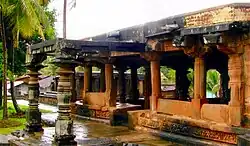 Porche du temple Tripurantaka (en), à Balligavi (en), en Inde.