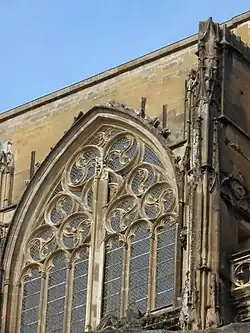 Triskèles et biskèles en architecture (église de Saint-Antoine-l'Abbaye).