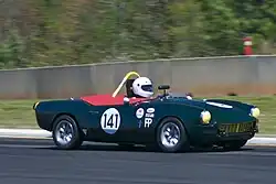 Photo d'une Spitfire sur une piste de course, sans pare-brise ni pare-chocs