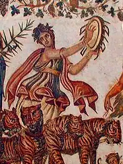 Ménade jouant du tympanum. Détail du Triomphe de Dionysos. Mosaïque romaine. Tunisie, IIIe siècle apr. J.-C.