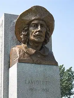 Buste de Laviolette, en face du bureau de poste de Trois-Rivières. La statue a été érigée en 1934, à l'occasion du tricentenaire de la ville.