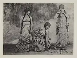 La grande nymphe interprétée par Lydia Nelidova en train de se défaire de ses voiles, avec deux nymphes à ses côtés.