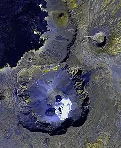 Image satellite en fausses couleurs du Trou au Natron avec les laves du pic Toussidé (en noir).