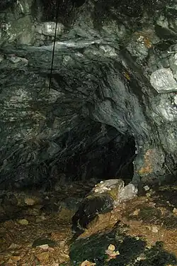 Entrée sombre d'une grotte.