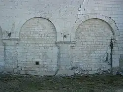 Église Saint-Pierre-et-Paul : mur roman.
