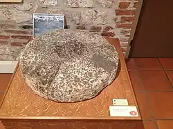 Meule à grains.
