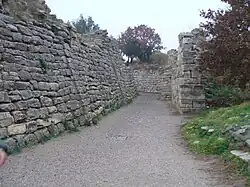 Photo d'un chemin entouré de murs de pierre