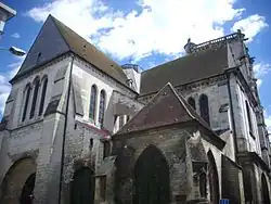 église au croisement de Gaulle et de la rue.