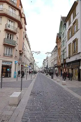 La rue Émile-Zola.
