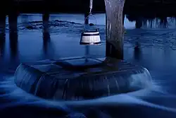 De nuit.