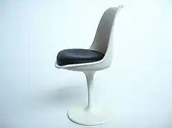 piétement aluminium finition époxy, coque polyester et fibre de verre, assise en tissu.