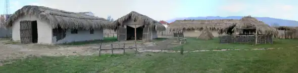 Reconstitution du village néolithique de Tumba Madžari.