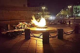 Une flamme éternelle ravivée chaque soir à 18&nbsp;h&nbsp;30 commémore le souvenir des soldats morts au combat.