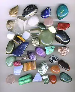 Assortiment de pierres roulées.