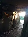 Lumière solaire entrant dans le tumulus au solstice d'hiver.