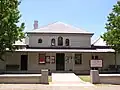 Tumut  Le palais de justice a été achevé en 1878 et les écuries en 1879.