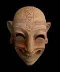 Masque grimaçant, H 0,15&nbsp;m, terre cuite (Ve – IVe&nbsp;siècle av. J.-C.).