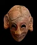 Masque grimaçant, H 0,16&nbsp;m, terre cuite (fin du VIe&nbsp;siècle&nbsp;av. J.-C.).