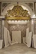 Décoration, sculptée et dorée, remplissant l'arc en plein cintre de l'alcôve d'une chambre du palais.