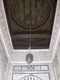 Plafond en bois peint.