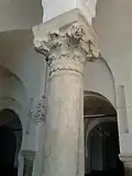 Gros plan sur une colonne de la salle de prière.