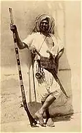Fellaga tunisien exhibant ses armes.