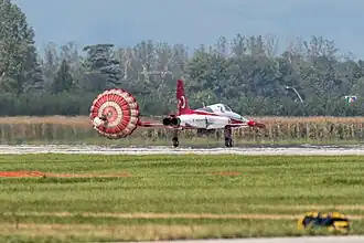 NF-5B avec sa catapulte.