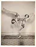 Deux sœurs jumelles acrobates (1936).
