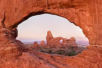 Vue de Turret Arch à travers la North Window.