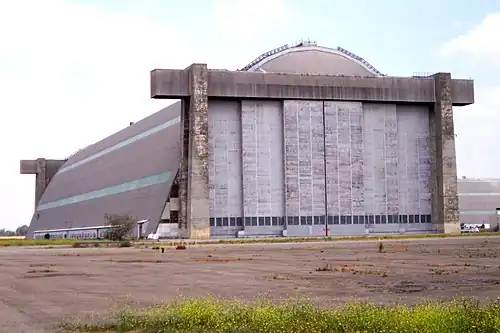 Un des deux hangars à dirigeables de la base. Construits en bois en 1942, ils font 327&nbsp;m de long.