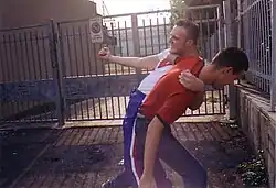 Un homme en poussant un autre