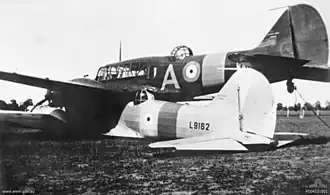 Les deux Avro Anson l'un sur l'autre et au sol vus depuis l'arrière.