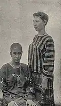 Autre élément kéralais, le chatta, un haut de vêtement ou chemisier propre à la région. Cet ensemble était commun avec les chrétiennes et musulmanes.