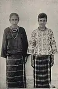 À remarquer leur costume, d'influence kéralais, avec le port du mundu, un bas de vêtement ou jupe du sud-ouest de l'Inde, apparenté au sarong.