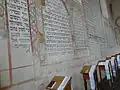 Intérieur. Inscription hébraïque sur les murs.