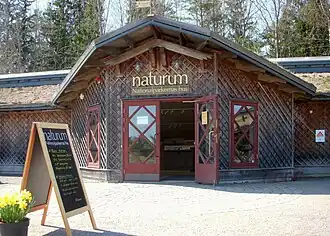 Photo de l'entrée d'un bâtiment en bois.