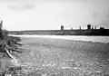 Ruines de Rocky Mountain House vues de la rive sud de la rivière Saskatchewan (1884).