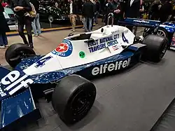 La Tyrrell 008 avec la livrée bleue et blanche et son sponsor First National City Bank.