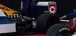 Vue de l’arrière d'une monoplace de Formule 1, sans son capot moteur : le moteur est donc visible