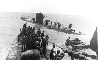 Le U-156 (premier plan) et le U-507 (arrière-plan) récupère des survivants du Laconia le 15 septembre, 3 jours après l'attaque
