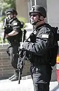 Agents du Mobile Security Deployment&nbsp;(en), l'unité SWAT du DSS comprenant une soixantaine de personnes.