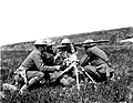 Équipe de mitrailleurs du 1er&nbsp;corps expéditionnaire américain, mettant en œuvre une Hotchkiss modèle 1914 près de Froissy (Oise, France) (10 mai 1918)