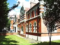 Photo d'un bâtiment universitaire en brique.