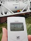Mesure de la radioactivité d'un train de tétrafluorure d'uranium lors d'une action de blocage à la sortie de l'usine Orano Malvési le 15 avril 2017 à Narbonne.
