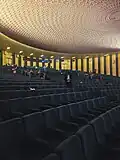 Vue de la salle et de la cabine de projection.