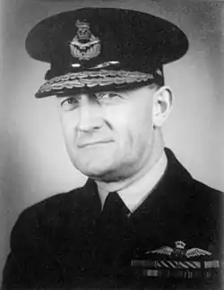 Portrait en noir et blanc d'un homme militaire au visage grave.