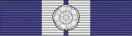 Ruban avec rosette métallique.