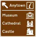 Sortie autoroutière menant à une ville ou une zone géographique proposant plusieurs attractions touristiques et un point ou centre d'information touristique.