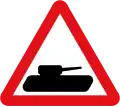 Véhicules militaires lents susceptibles de se trouver sur la route ou de traverser la route