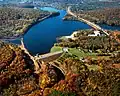 Le lac et le barrage d'East Brimfield (en).